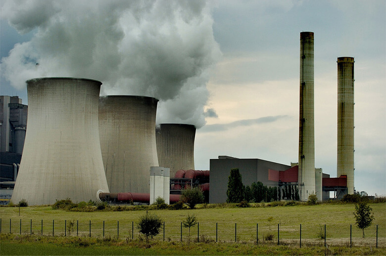 日本では石炭火力など化石燃料由来の発電によるCO2排出は全体の約4割にも及ぶ