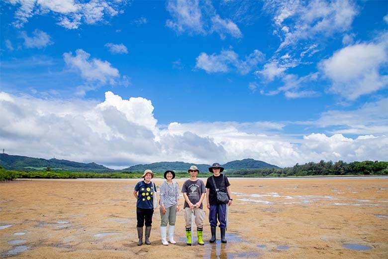 名蔵アンパルからゴルフリゾート開発計画地である前勢岳を望む風景。写真右から、絵の制作にご協力頂くアンティグアグッドフェローズ・塗師章広さん、現地をご案内頂いた石垣島エコツーリズム協会事務局・青木康夫さん、絵本作家スギヤマカナヨさん、WWFジャパン・小田