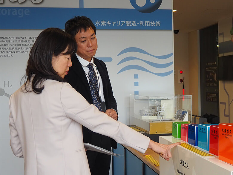 アンモニア、MCH、液体水素など6つの水素キャリアの体積を比較した模型。FREAではそれぞれの特徴を生かした使い方の研究を進めているとのこと。