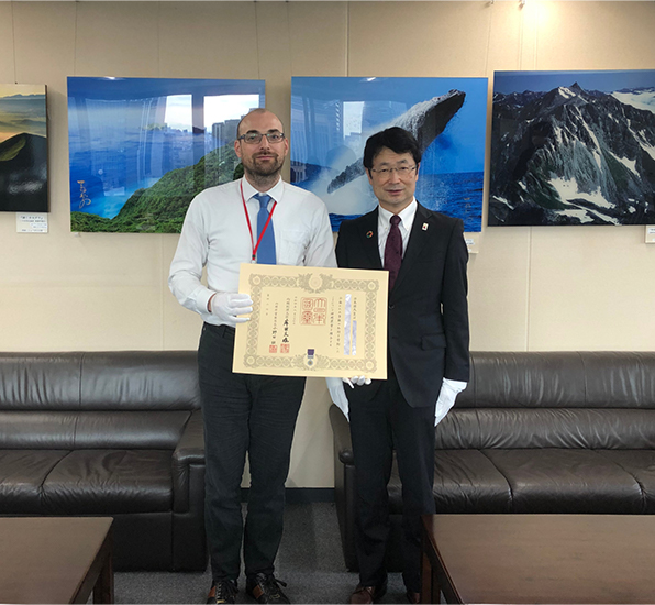 受賞された個人会員さま(左)と環境省自然環境局長奥田直久氏(右)<br>※ご本人様のご了承を得て、公開しております