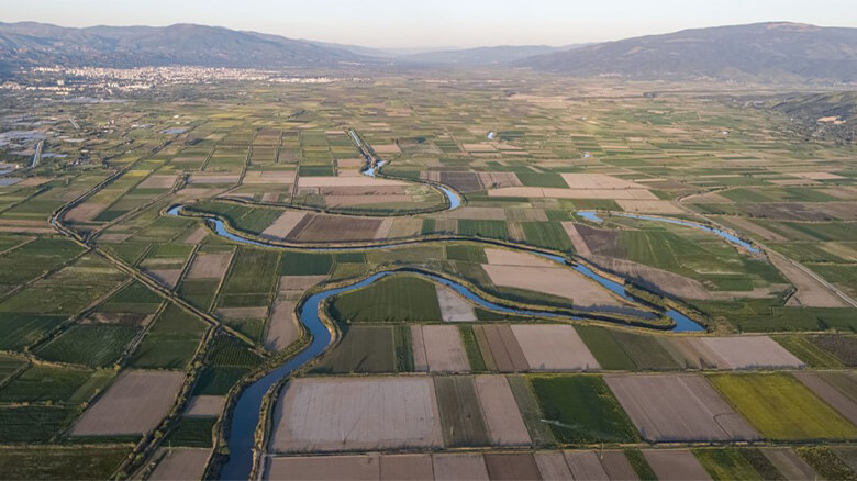 綿花などの畑の中をぬうように流れるブユック・メンデレス川