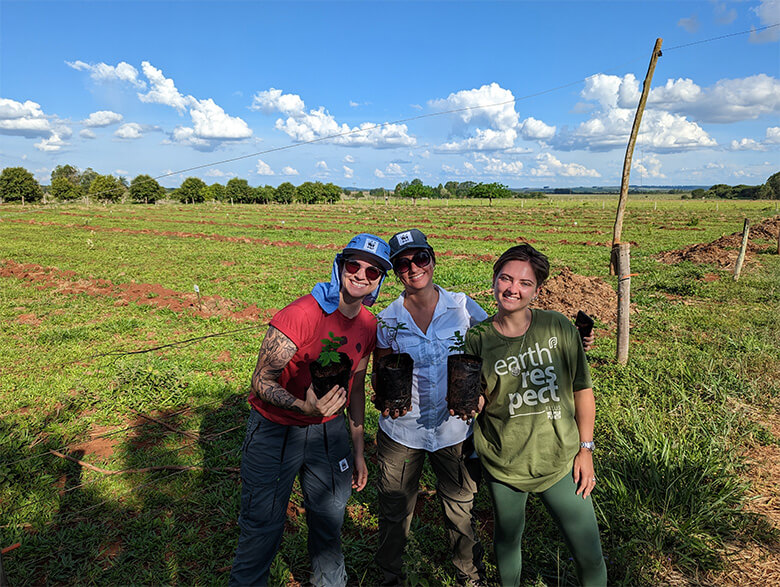 植林イベントに参加した WWFブラジルのメンバー。バルー(セラード原産のマメ科の樹木)の苗木を植えた。