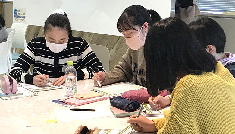 グループに分かれてひとつのエネルギーミックスをまとめあげ、続く交渉で相手のグループに主張するポイントを準備