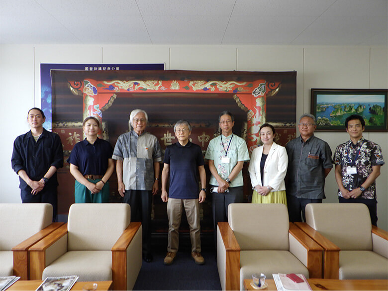 写真右から、沖縄美ら島財団・総合研究センター・動物研究室・岡慎一郎室長、日本魚類学会・藤本治彦自然保護委員、WWFジャパン・小田、沖縄美ら島財団・総合研究センター・野中正法統括、日本魚類学会・瀬能宏会長、沖縄美ら島財団・花城良廣理事長、アンパルの自然を守る会・井上志保里事務局長、魚譜画家・長嶋祐成氏