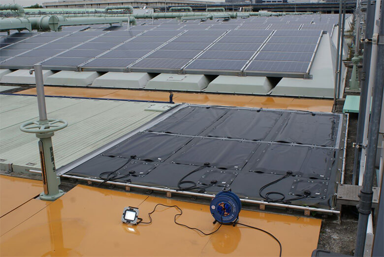 反応槽の一角に設けられたペロブスカイト型太陽電池。曇りでもしっかり発電しています。