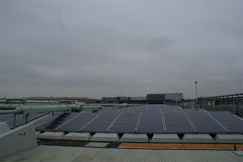 水処理設備のふたの上にびっしりと並べられた太陽光パネル。効率よく発電できるように傾斜がバッチリと計算されているのだそうです。当日は曇りでしたが、ちゃんと発電できていました。