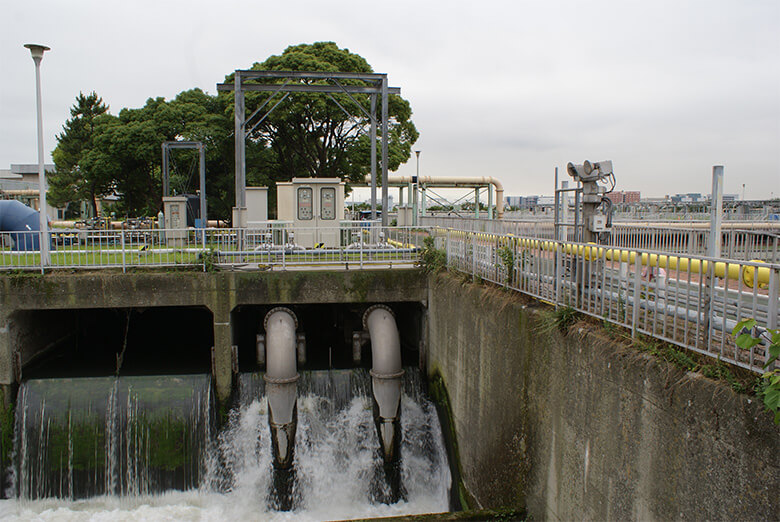 きれいにした水を放流する際の約4mの落差を使った小水力発電。余すところなくエネルギーを使っています。