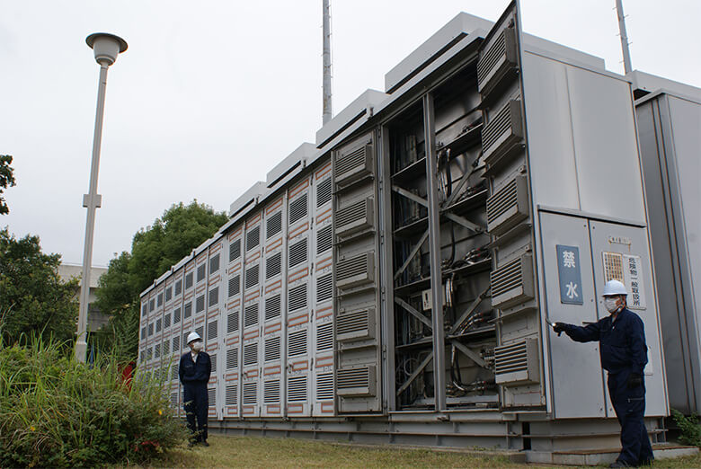 敷地内の蓄電池は想像以上に大きくてびっくり。この蓄電池によりピーク時の電力需要を調整することができます。東日本大震災の計画停電の際には、蓄電池の活躍で下水処理を続けることができたのだそうです。