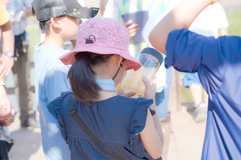 御田の生きものを真剣に見入る子どもたち