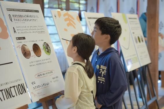 子どもたちも熱心にパネルで勉強しています