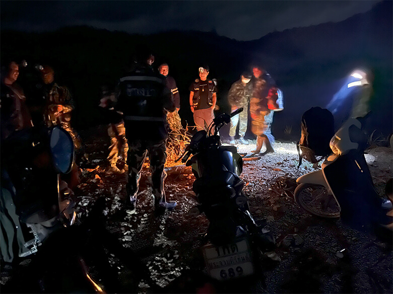 所定の場所に待機するレンジャー。ゾウは日中よりも夜間に人里に現れる。