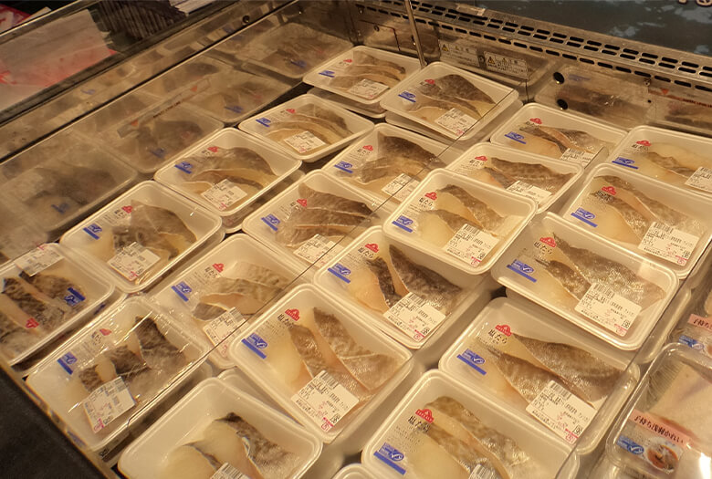 商品に表示されている情報は限定的で、漁獲海域や漁法などその水産物について知るための情報はほとんどありません。