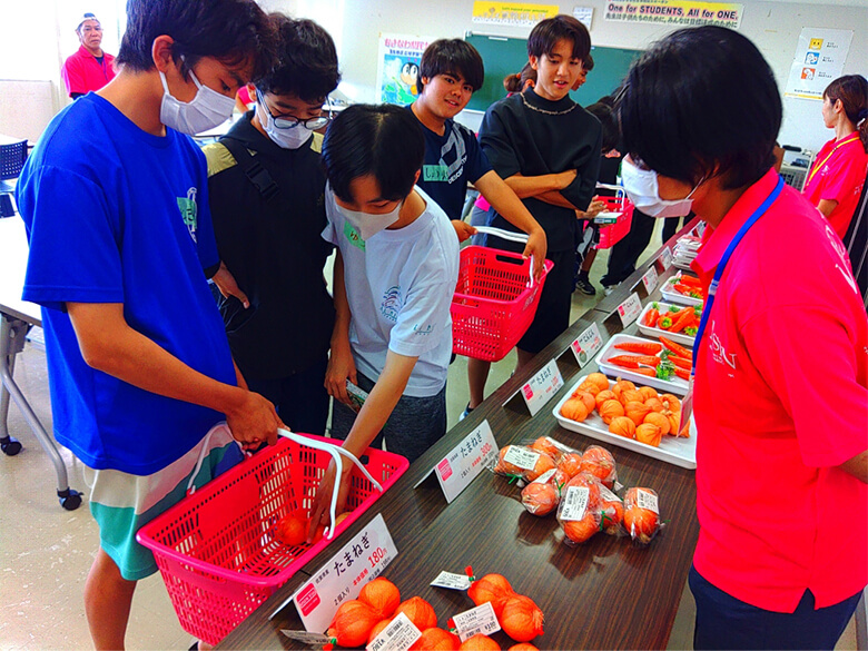 授業風景。食材を模した手作り教材はとてもリアル。