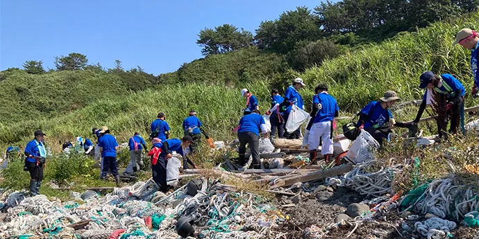 今回発表した国際ボランティア学生協会による2023年8月の山形県飛島での海岸ごみの清掃活動の様子