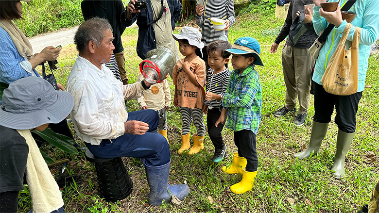 イベントには親子での参加も多く、主催したカンムリワシの里と森を守る会メンバーの説明を熱心に聞いていました。
