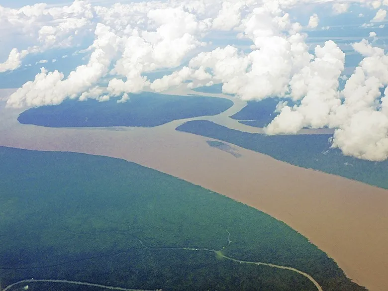 流域の広大な平野を流れるアマゾン川。最上流部を除くと、山岳のような地形はほぼありません。