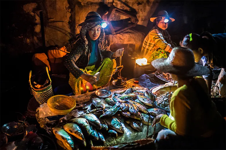 ミャンマーの市場の様子。淡水魚が地域社会に動物性たんぱくをもたらすと共に、人々の生計を支えています。