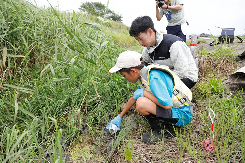 2023年6月に佐賀市で実施した、市民参加型の環境DNA調査。暑い中、大勢の皆さんに参加していただきました。