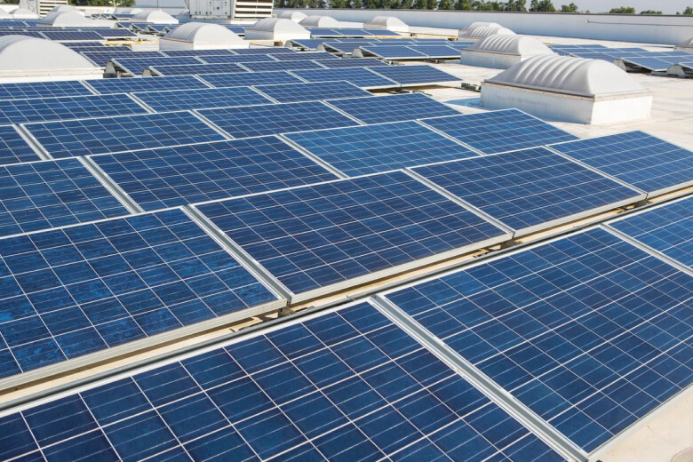 例えば建築物の屋根に太陽光パネルを載せるなど、電力の脱炭素化のために今できることは数多くあるはずです。