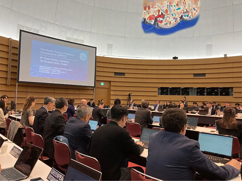 NPFC会場風景。対面による会議とオンライン会議のハイブリッドでの開催となりました。