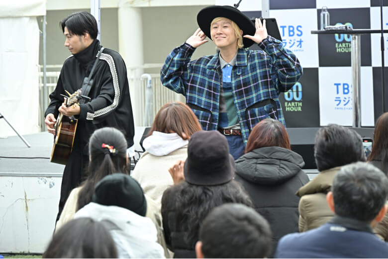 二人組のアーティスト「吉田山田」によるオープニングライブの様子