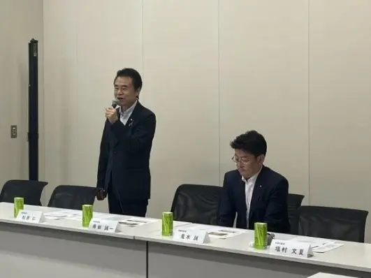 開会あいさつをする串田誠一議員