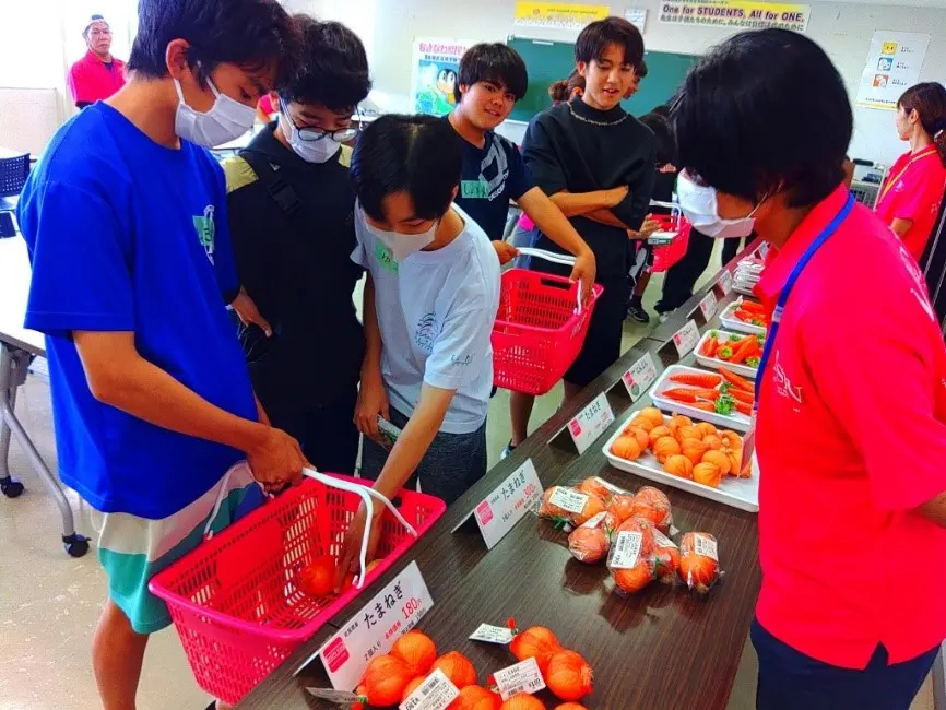 2023年7月、沖縄県教育委員会主催「おきなわ県民カレッジ 宮古島講座」で実施された、カレーの材料を選びながらSDGsを学ぶ授業の様子.
