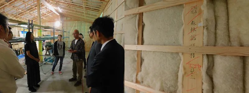 建設中のカフェの内部を案内してくれた安田さん。認証を受けたヒノキ材にはFSCのマークも入っていました。断熱材にもグラスウールではなく、羊毛のウールを使用。建設現場にありがちな化学物質のにおいが、一切ありません。