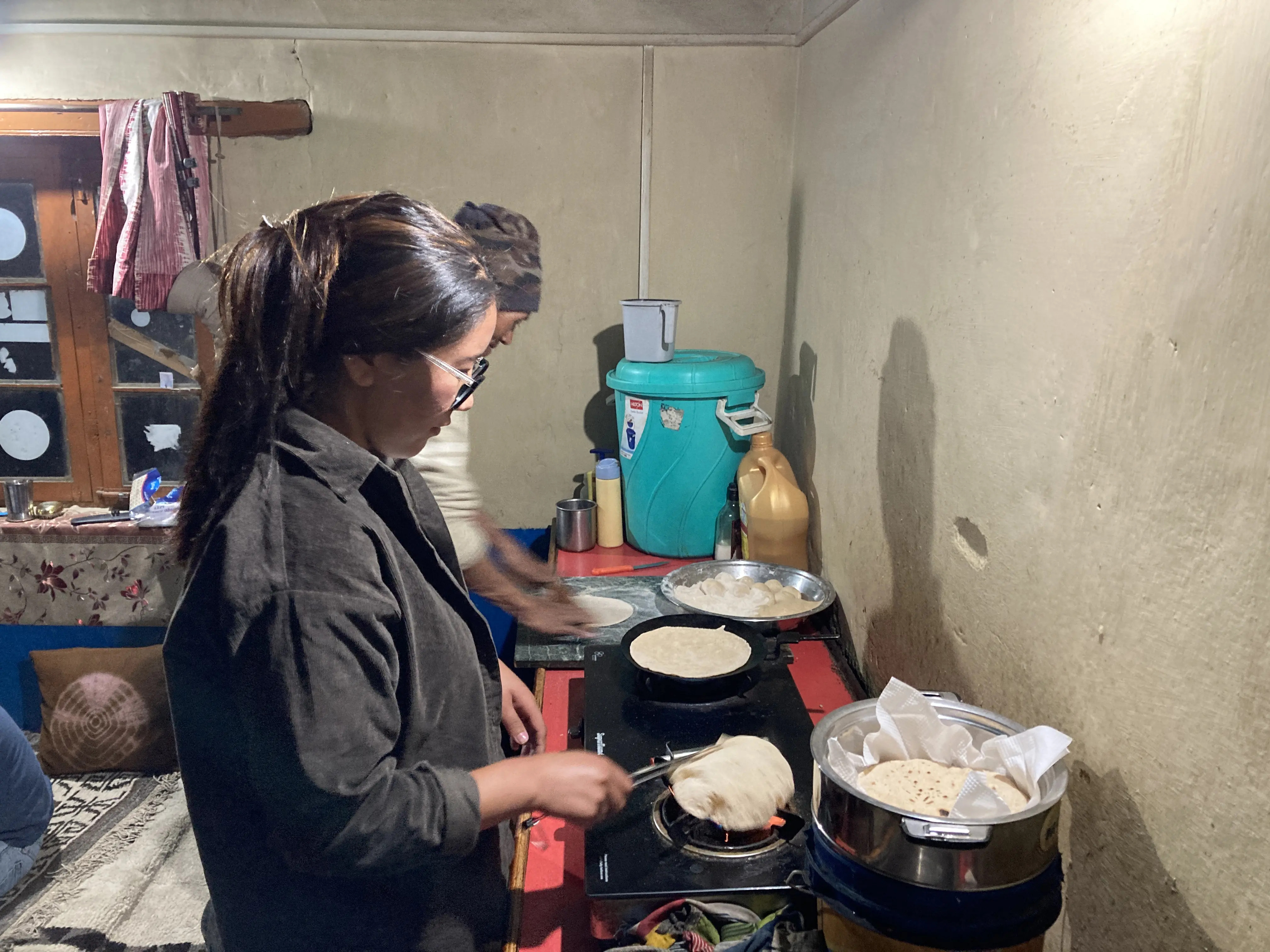 台所を兼ねた居間と洗面所のほか数部屋があり、1室をゲスト用に充てていました。こちらのご家庭ならではの、心のこもったお料理もいただきました。