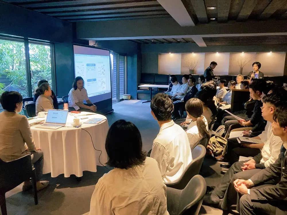 都内のフレンチレストラン・レフェルヴェソンスにてスタッフ向けにIUU漁業についての勉強会を行ないました。食材を扱う飲食業界への認知拡大も重要な一歩となります。
