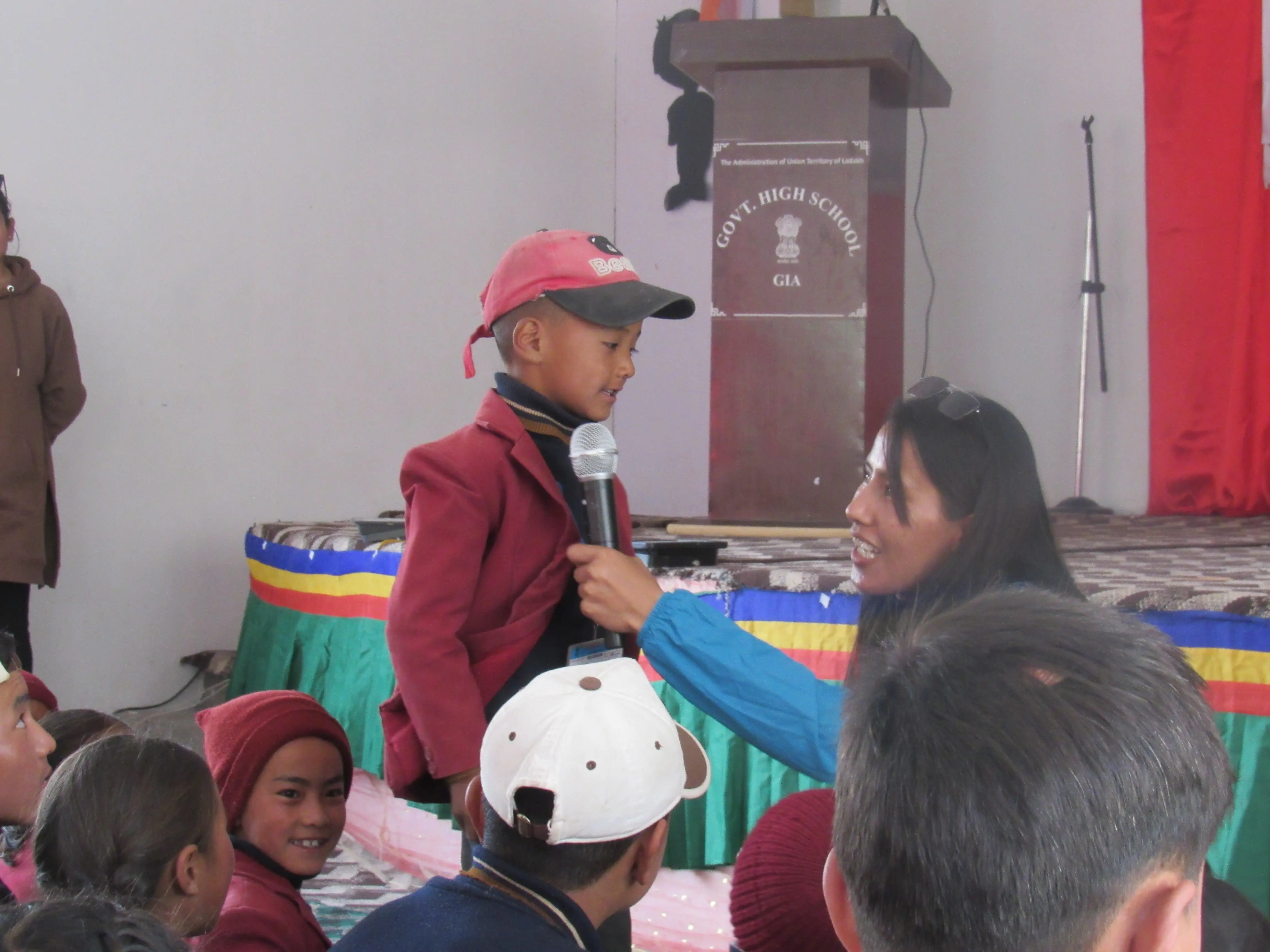 世界ユキヒョウの日に学校でイベントを開催し、子供たちにユキヒョウをはじめ、住んでいる地域の自然の豊かさや価値を子供たちの目線に合わせて伝えています。