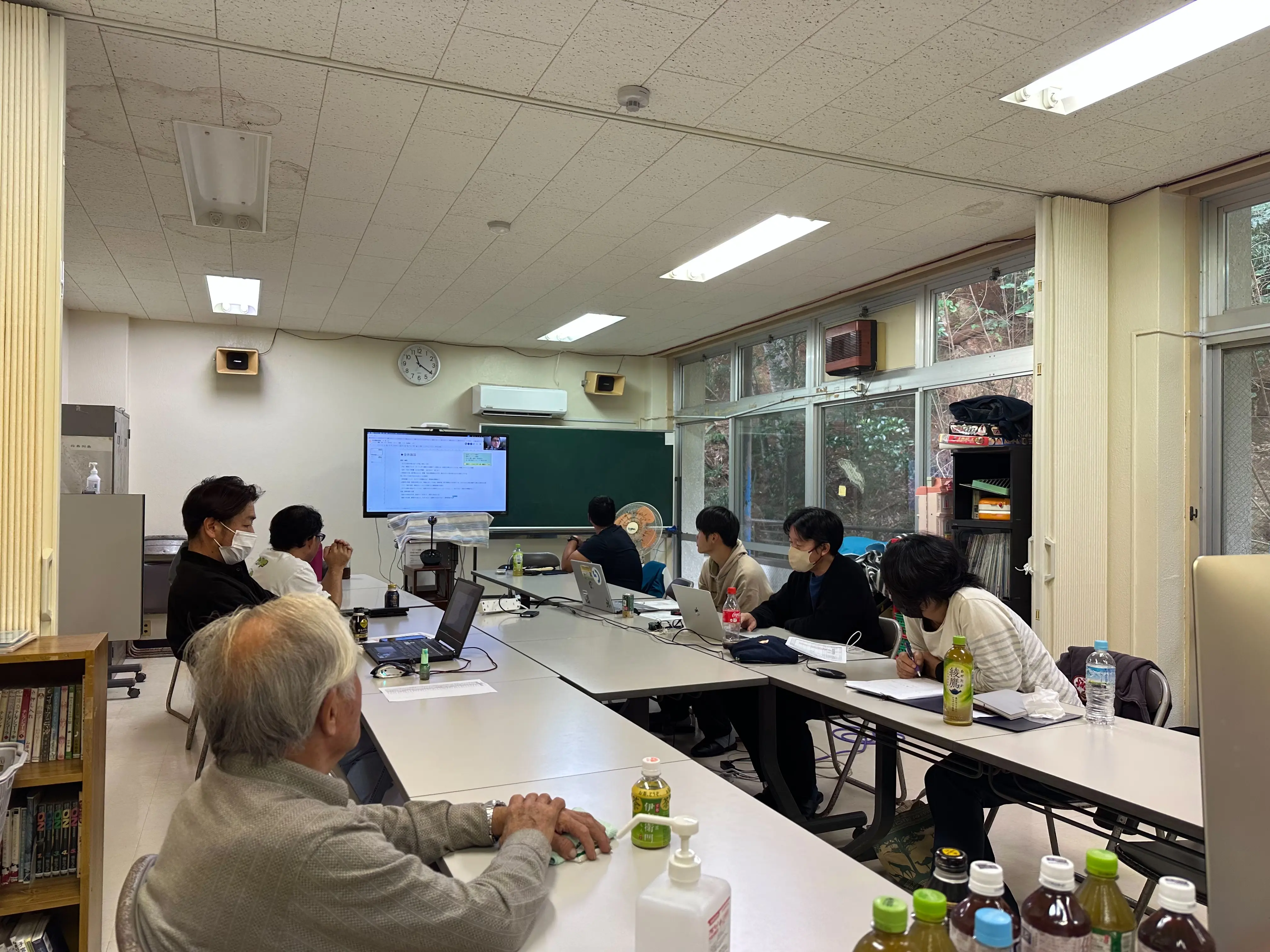 母島会場の様子。2025年1月にハイブリッドで開催されたワークショップには、約100名が参加しました。