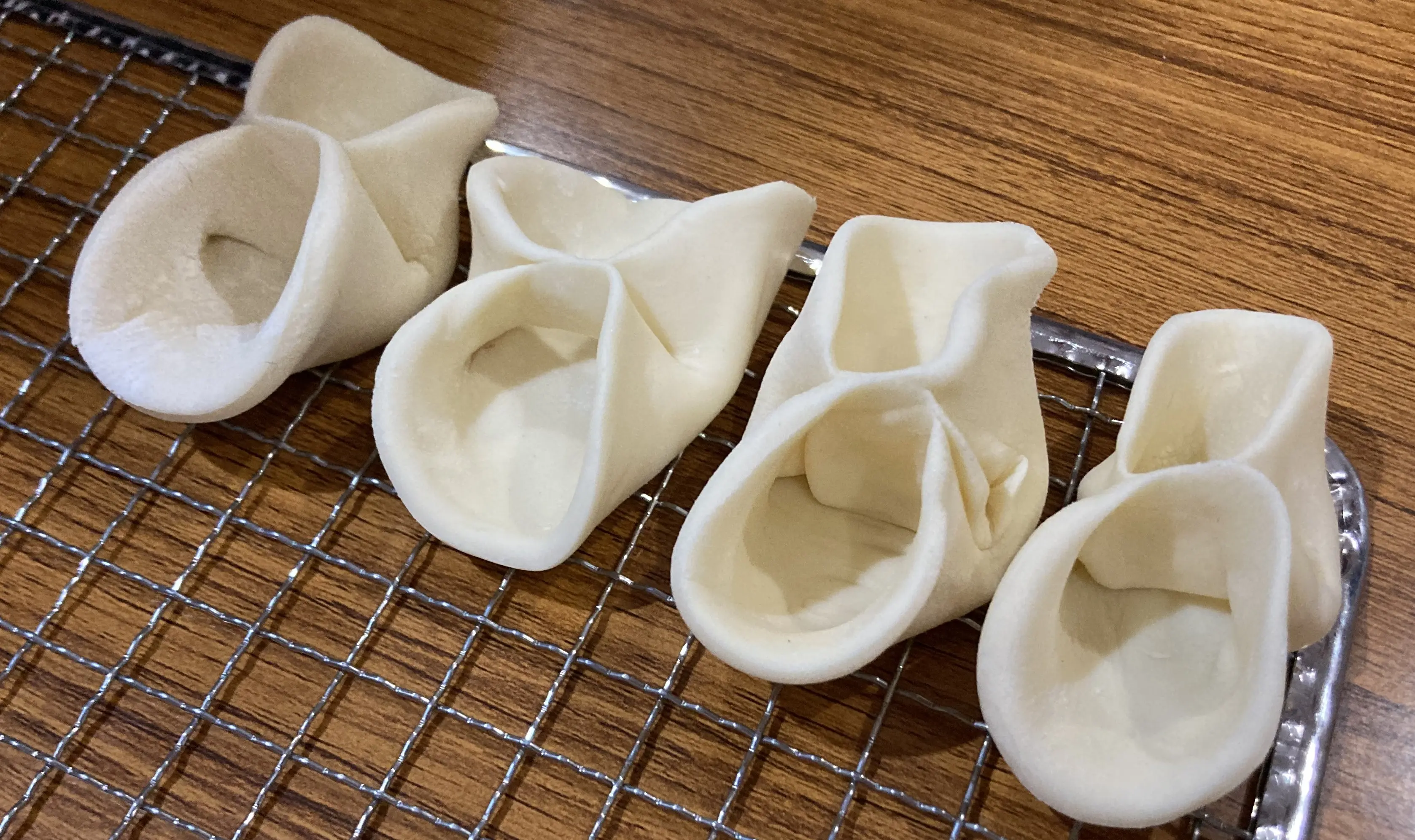 小麦粉でできた生地を蝶ネクタイの形にしてスープを絡みやすくするのがポイント!