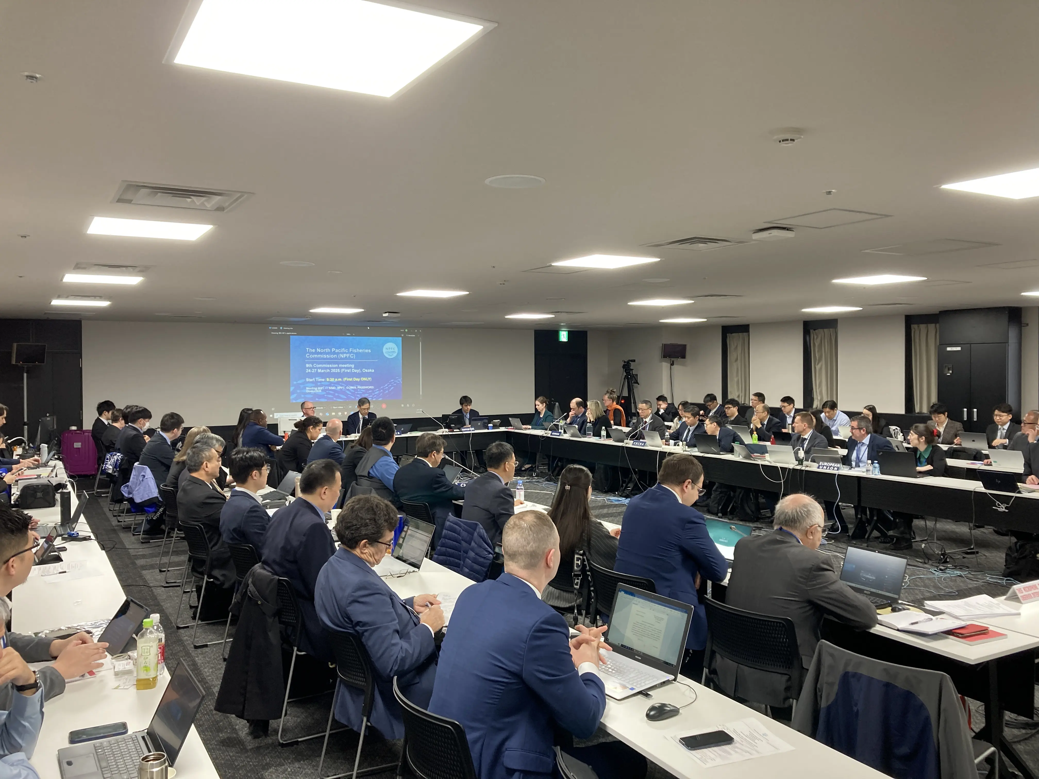 NPFC年次会合風景。対面による会議とオンライン会議のハイブリッドでの開催となりました。