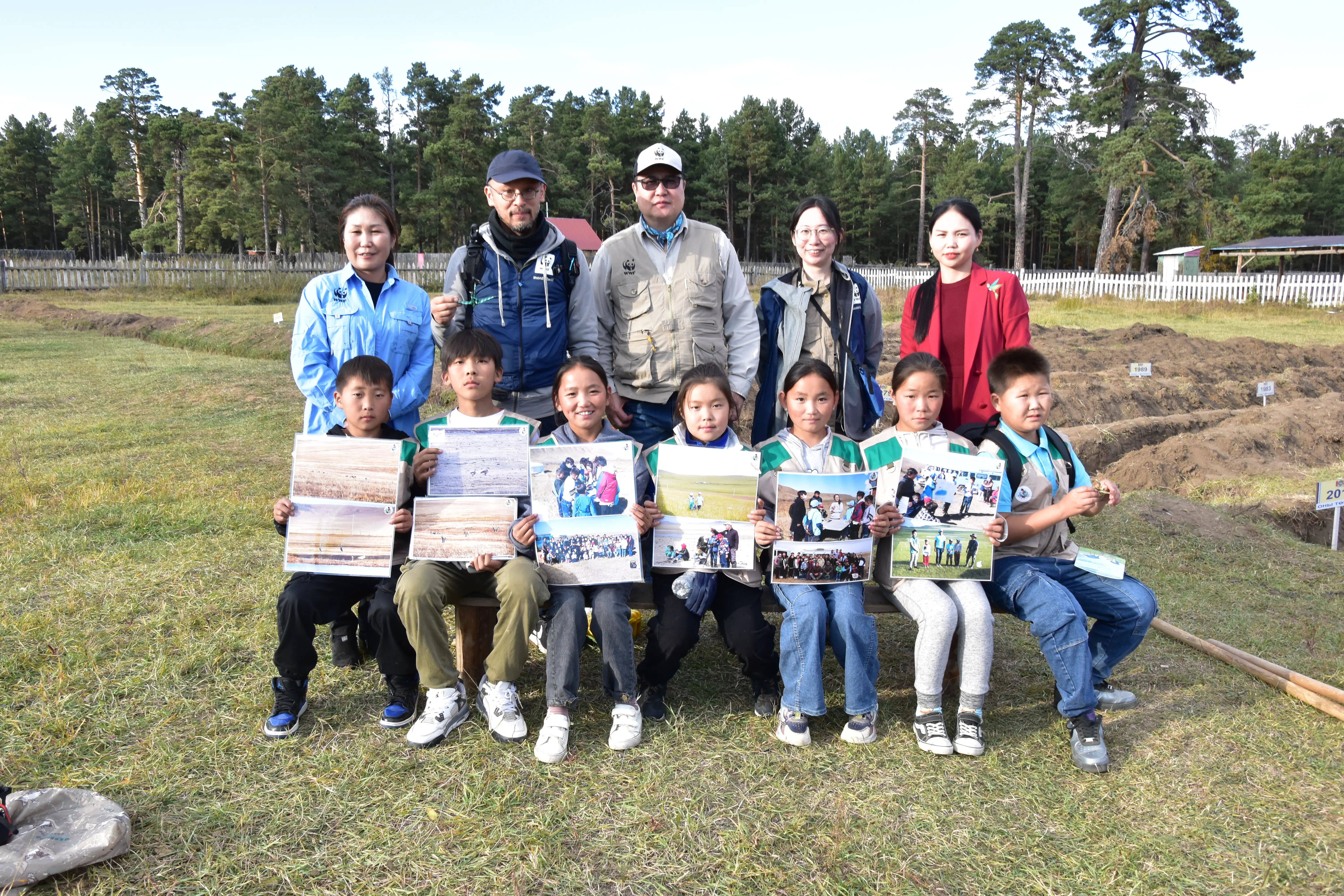 エコクラブの子どもたち、学校の先生、WWFモンゴル、WWFジャパンのスタッフで記念に1枚。