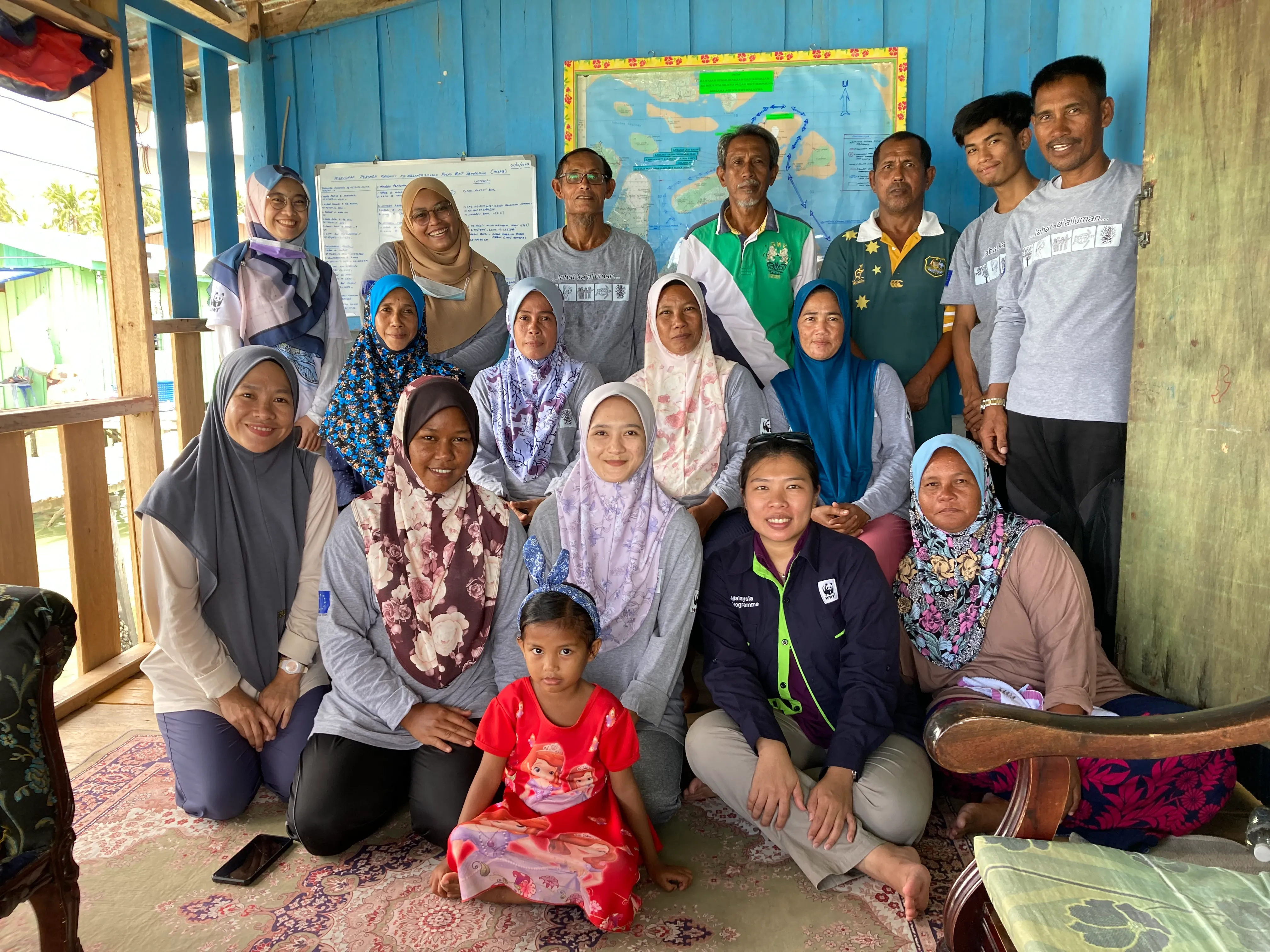 地域住民の海上パトロールグループと、WWFマレーシアのスタッフたち。地域固有の言語や文化を理解し、信頼関係を築くことも、爆破漁業を削減し、サンゴ礁生態系を守るための重要なステップです。