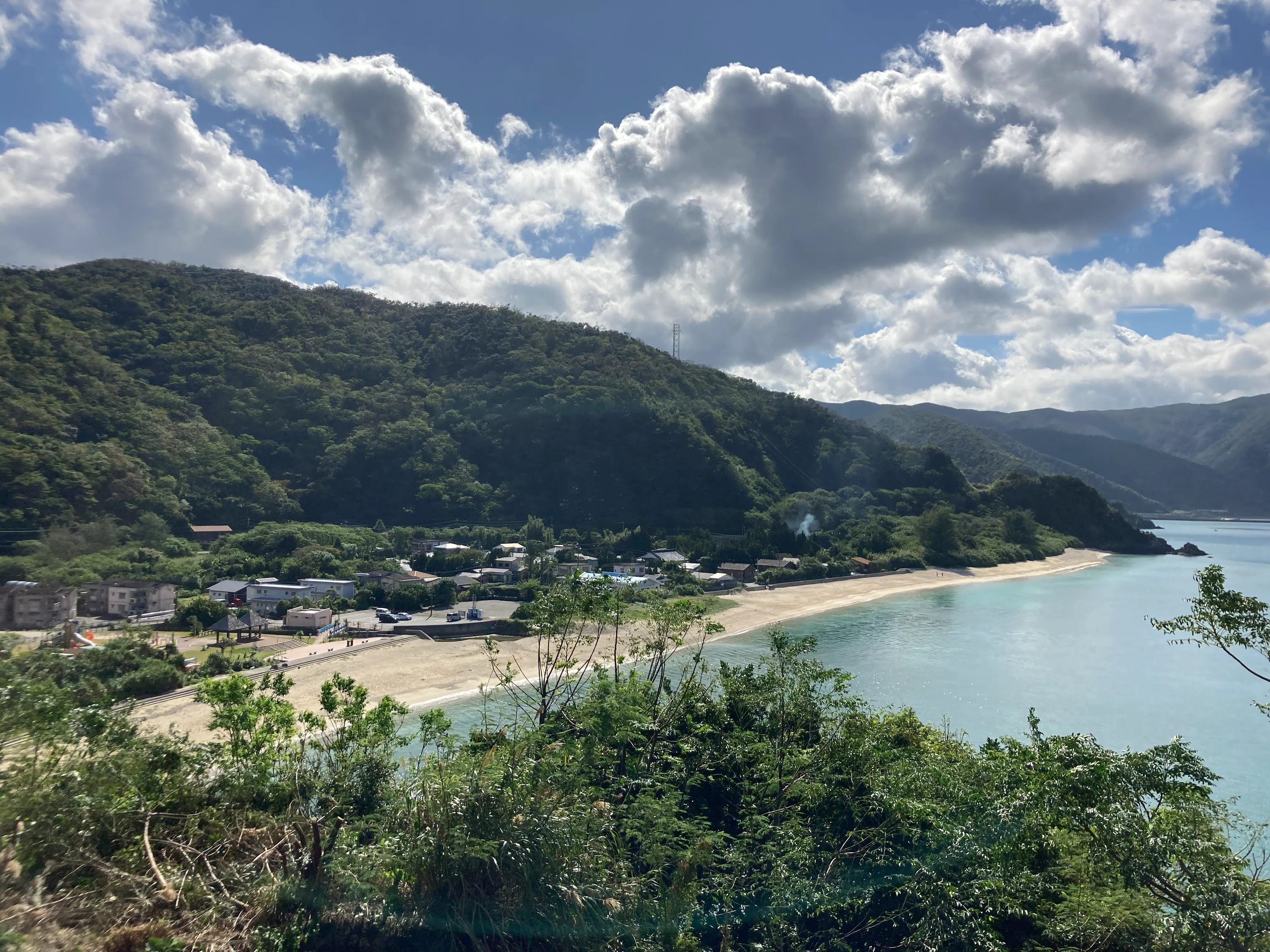 大和村国直の集落と海