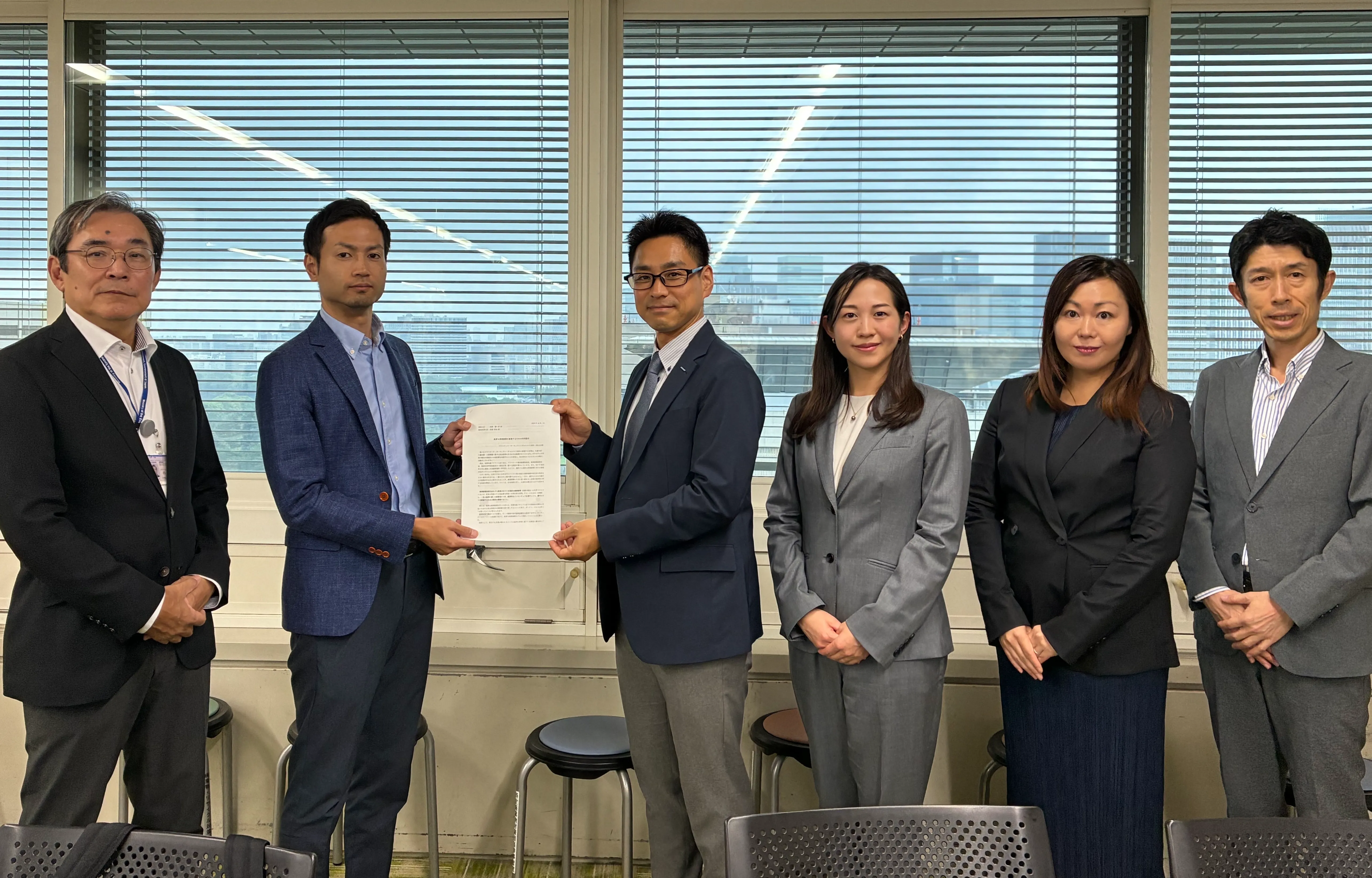 環境省 金子浩明容器包装・プラスチック資源循環室長(左から2番目)に提言書を提出する「プラスチック・サーキュラー・チャレンジ2025」の有志企業の担当者(左から3番目より、サントリーホールディングス株式会社、キリンホールディングス株式会社、ユニリーバン・ジャパン・ホールディングス合同会社より)とWWFジャパン