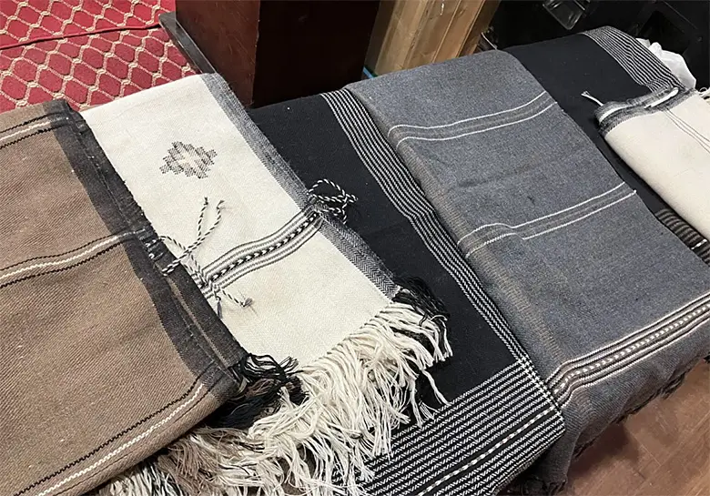 ラダックの女性たちが手掛ける毛織物。地域の暮らしを支え、経済的なゆとりを醸成することで、野生動物との「あつれき」を緩和する手立てとして、これらの生産を手掛ける女性への支援も行ないました。チャンタン地方の9つの村で、支援の一環として行なった、高値で売れる毛織物の生産研修を受けた女性の数は、今期196人に上りました。