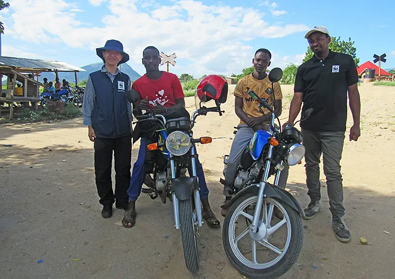 「あつれき」の現場などを回るパトロール隊に提供したオートバイ。この導入によって、より早く、広い範囲で活動できるようになりました。しかし、対象地域の広さを考慮すると、台数はまだ不足しています。