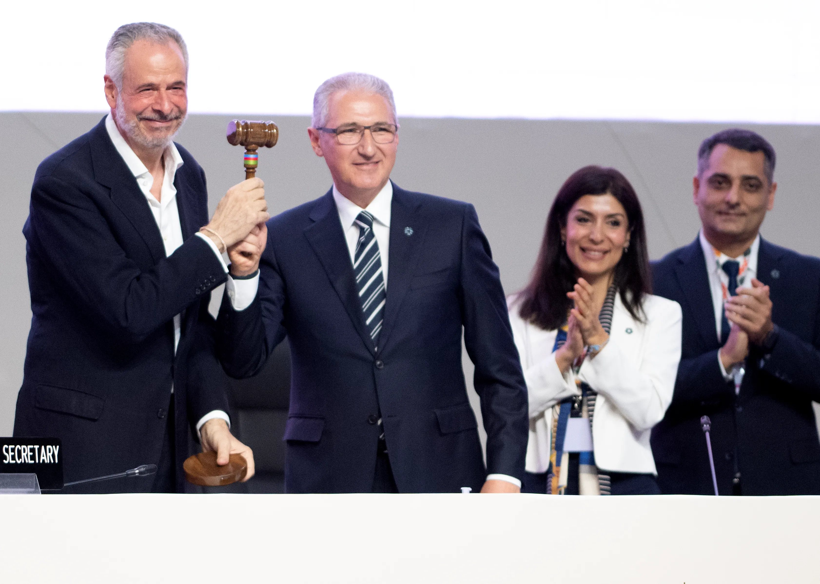 COP29のババエフ議長から、COP30の議長に選出されたコへーア・ド・ラーゴ議長に、議長だけがもつことを許される木槌が手渡された