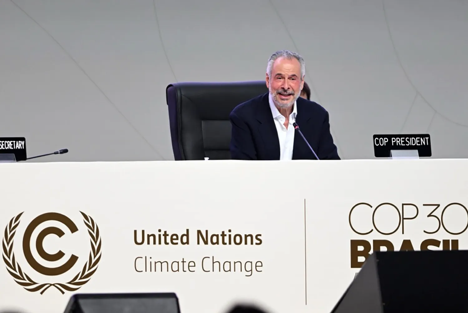 コへーア・ド・ラーゴ議長はCOP30を気候変動政策を推進する「実施のCOP」と位置づけ、粛々と議事を進め、次々に議題を採択した。