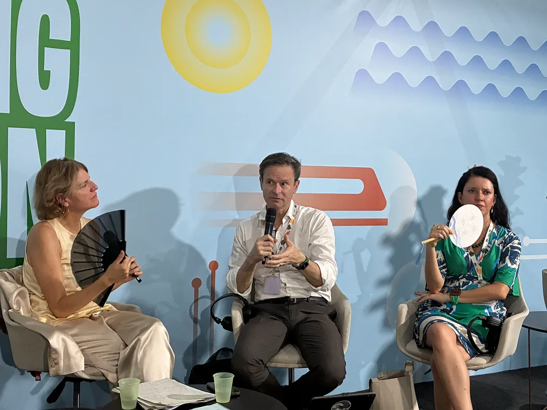 エアコン故障のため、うちわがなくてはいられないほどの暑い会場で行なわれたイベント。報告書作成に関わった登壇者たちは汗をにじませながらも、真剣に議論を進めていた。