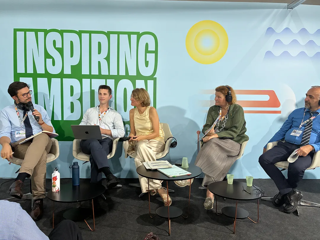 スペインパビリオンで行われた報告書の発表イベントで、企業や金融機関のネットゼロに向けた気候変動政策の進捗と可能性を議論する登壇者たち