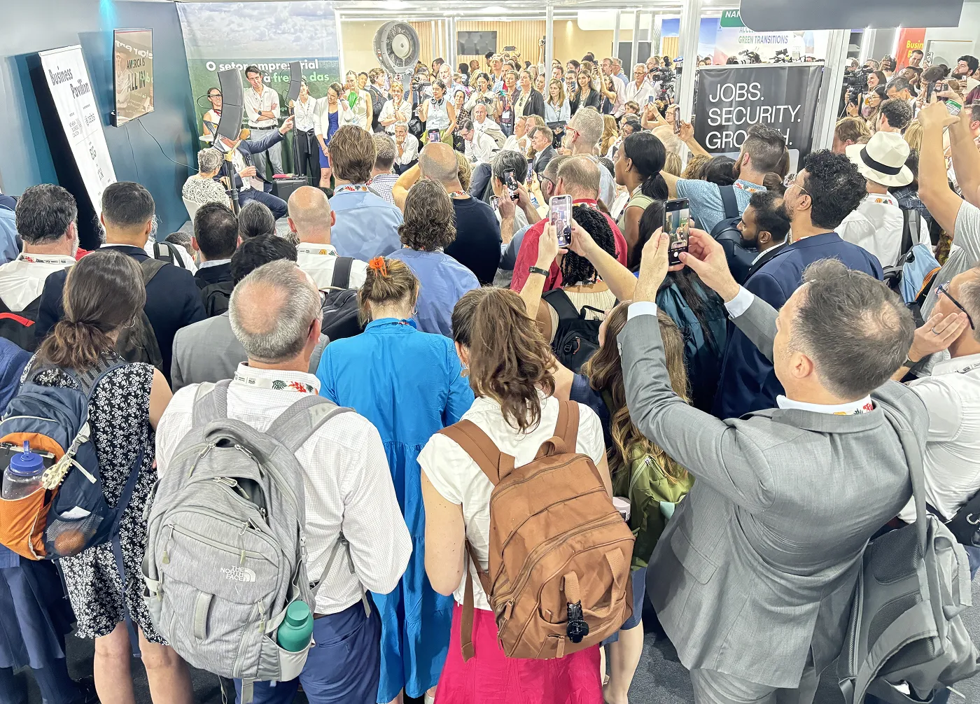 登壇者の話を聞き漏らすまいと、通路にあふれるほどに集まった参加者たち