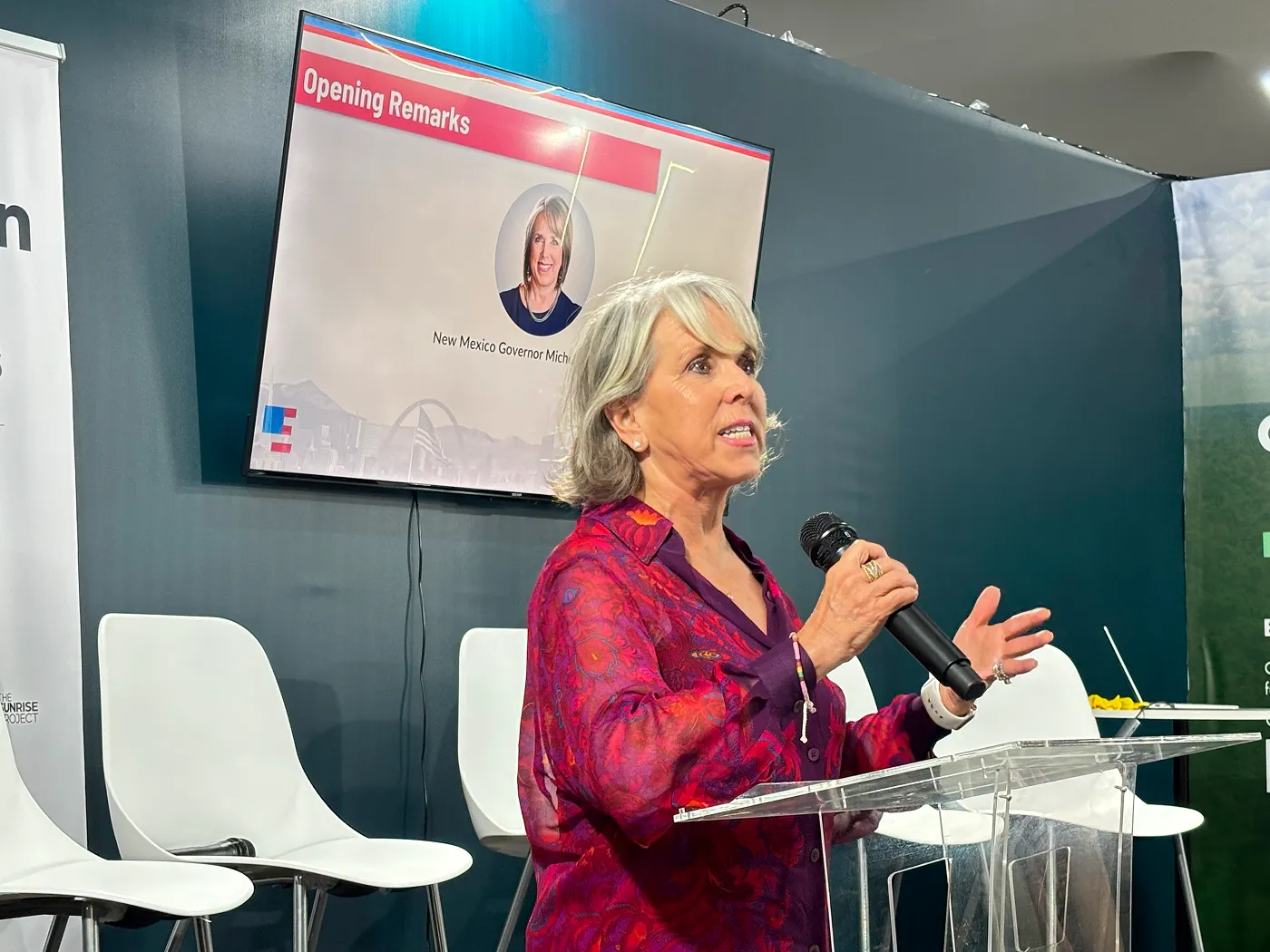 開会あいさつをするニューメキシコ州のミシェル・ルーハン・グリシャム知事