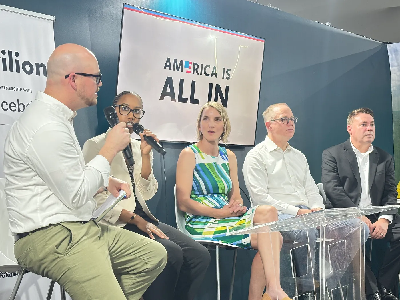 多様な分野から集まったAmerica Is All Inのメンバー