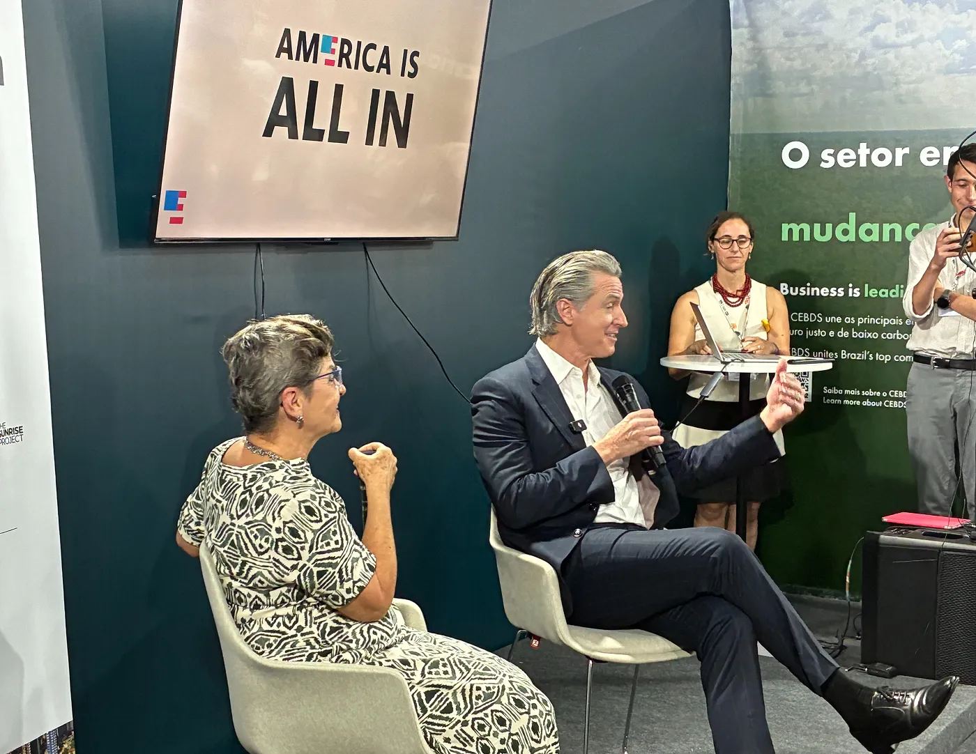 対談をするカリフォルニア州のギャビン・ニューサム知事（右）と前UNFCCC事務局長のクリスティアーナ・フィゲレス氏（左）