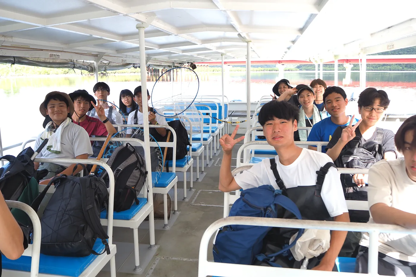 今回稲葉を訪問した観音崎生物調査チームNEOとジュニア生物調査隊中学部の高校生・中学生の皆さん。浦内川河口から稲葉へ向かう船上で。