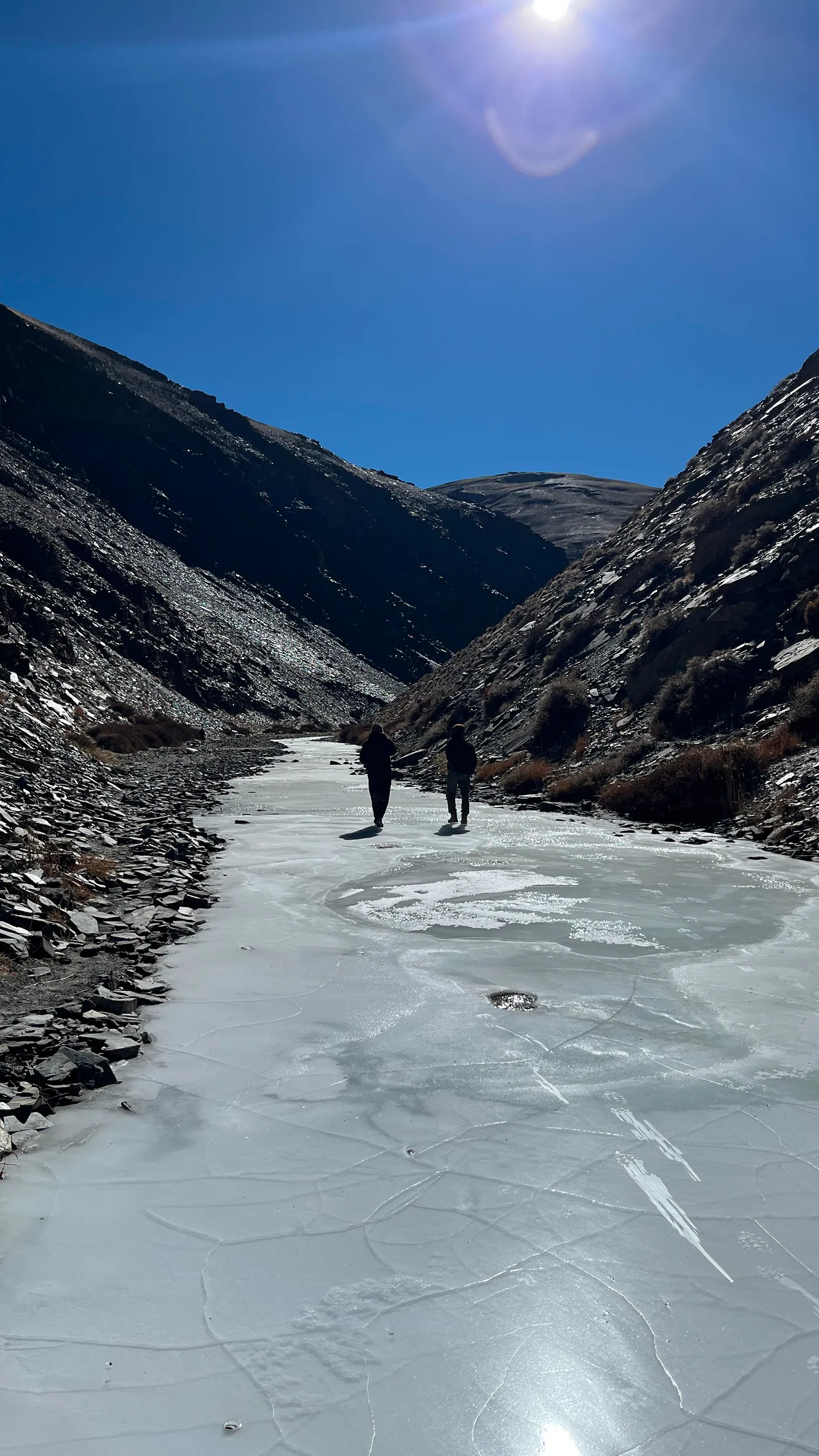 凍った川を通って調査地へ向かフィールドスタッフ